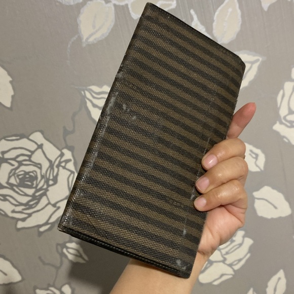 Fendi long wallet. Lots of deep scratches and paint peeling and scratches. - Picture 3 of 12